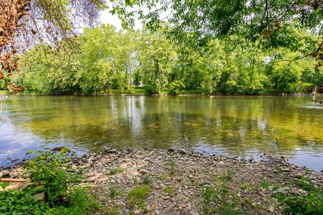 Riverside Tiny Cabin W Hot Tub, Fire Pit, & Kayaks Rileyville Экстерьер фото