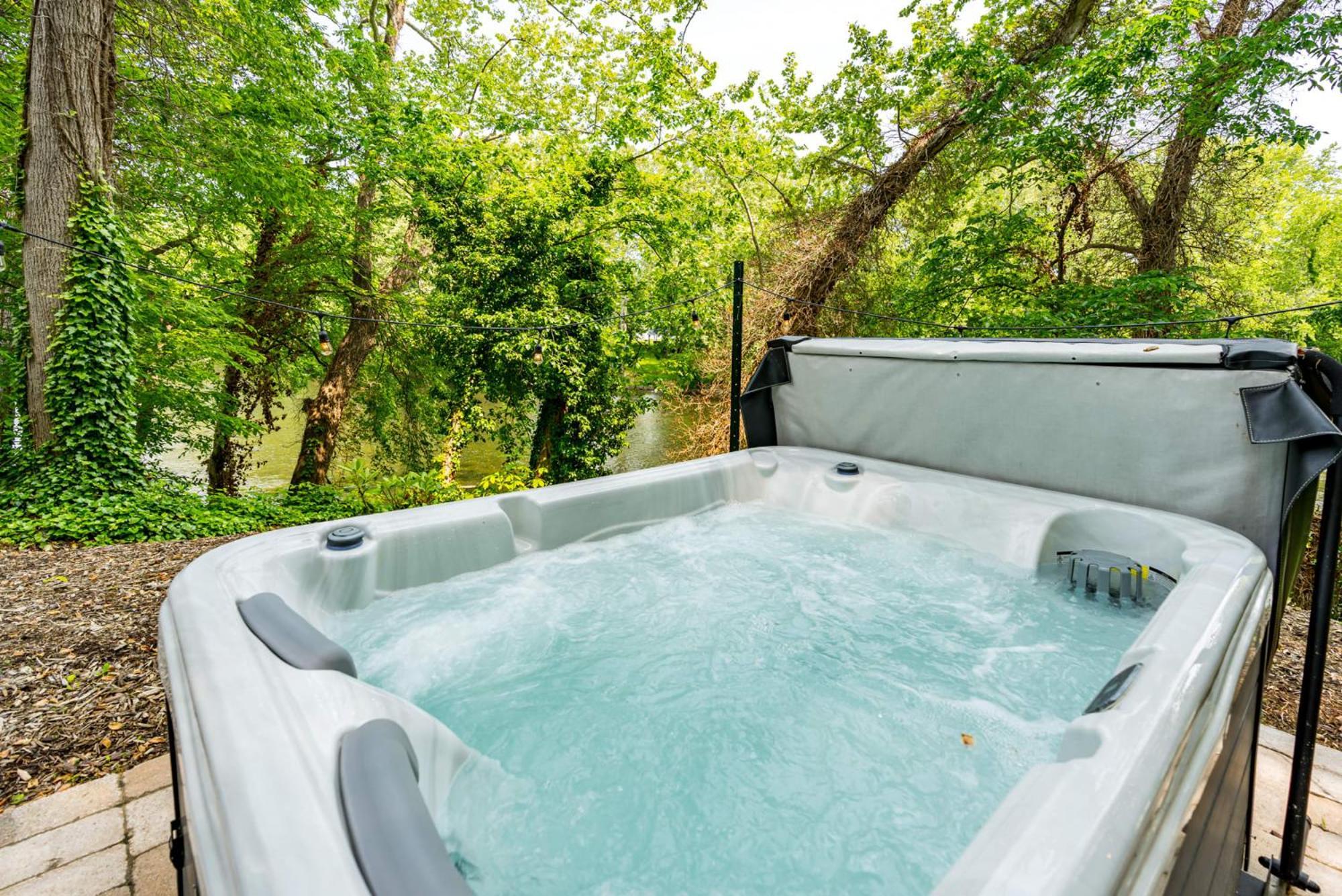 Riverside Tiny Cabin W Hot Tub, Fire Pit, & Kayaks Rileyville Экстерьер фото