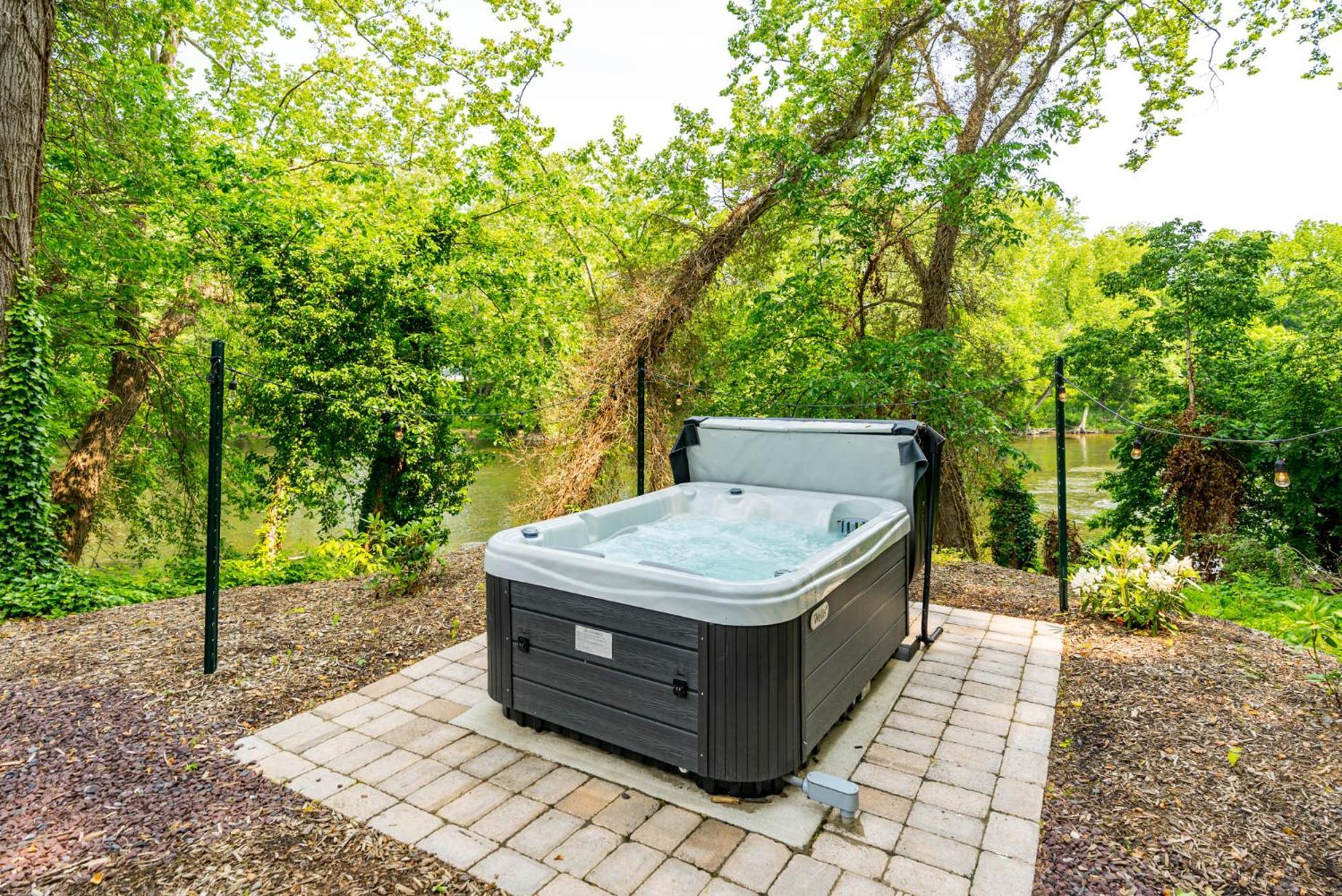 Riverside Tiny Cabin W Hot Tub, Fire Pit, & Kayaks Rileyville Экстерьер фото